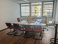 Büroraum mit roten Stühlen